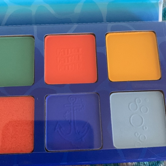 Makeup Revolution x Finding Nemo Mine eyeshadow palette. - Picture 5 of 6